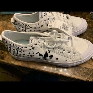Adidas Nizza Trefoil Woman’s size 9